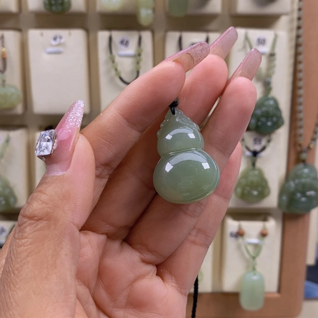 芳****颈饰未镶嵌和田玉