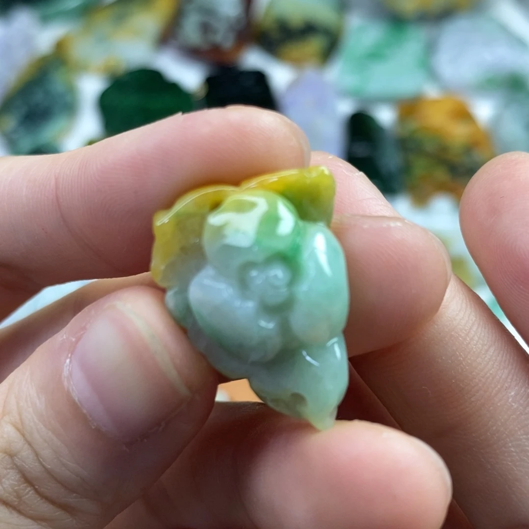 翡翠未镶嵌颈饰恨**心