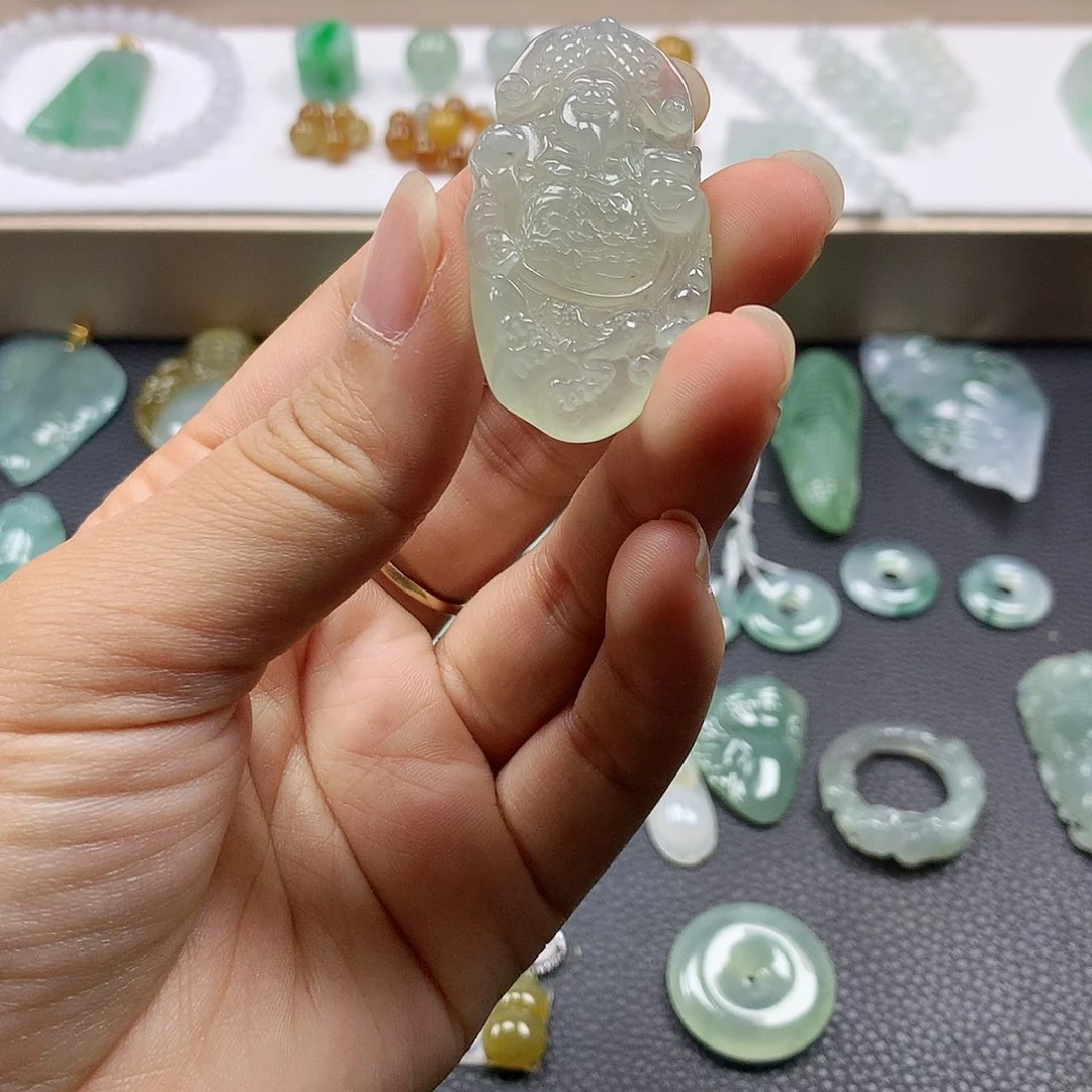 翡翠未镶嵌颈饰财神