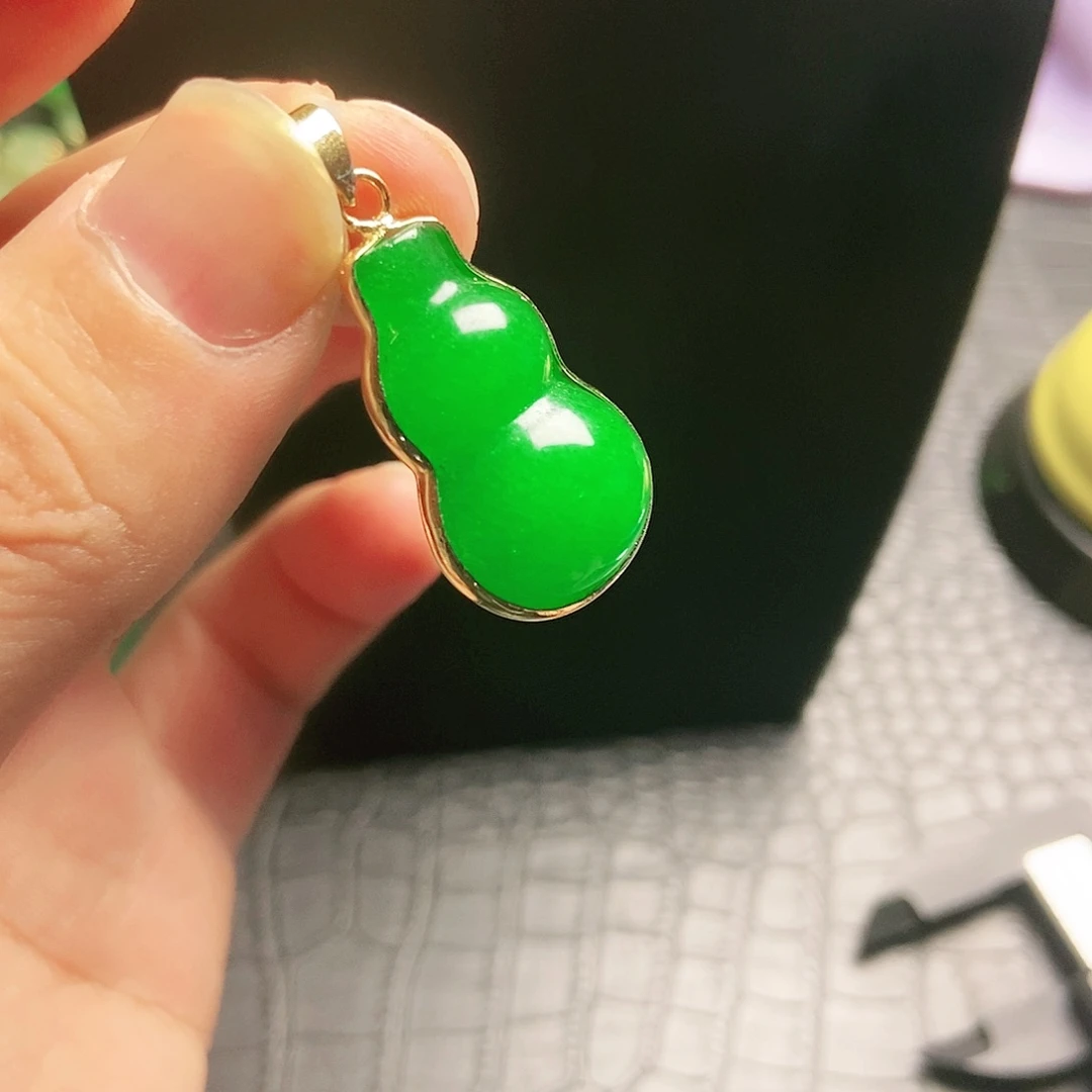 颈饰18K金镶嵌翡翠