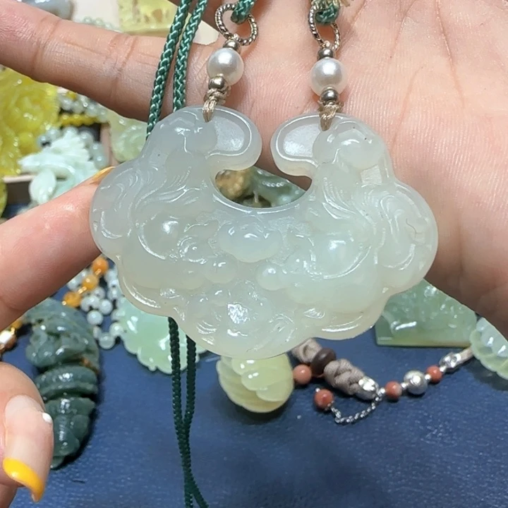 未镶嵌蛇纹石玉吊坠