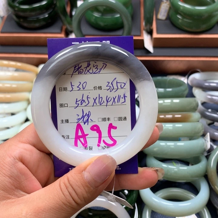 【闪购商品】和田玉手镯未镶嵌屠**刀