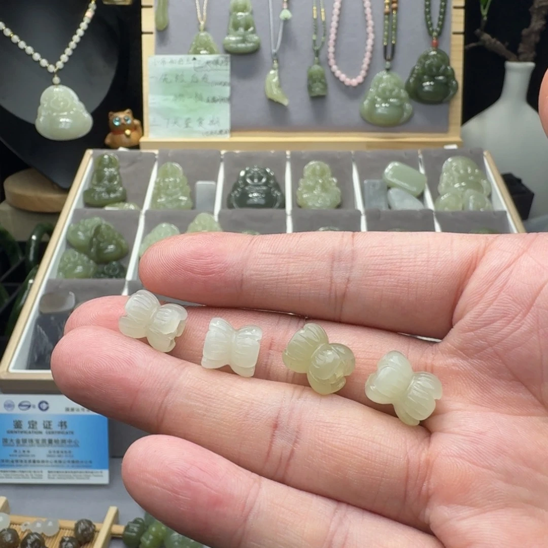 和田玉颈饰未镶嵌石**蝶