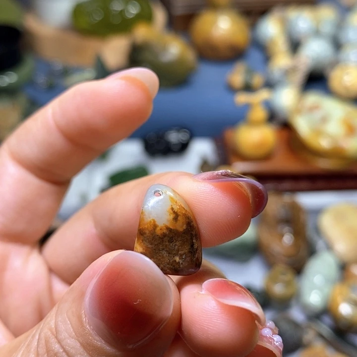 未镶嵌岫岩河磨玉（透闪石质玉）挂件