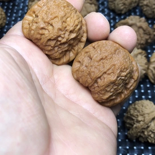 東***东文玩核桃吊坠血麒麟