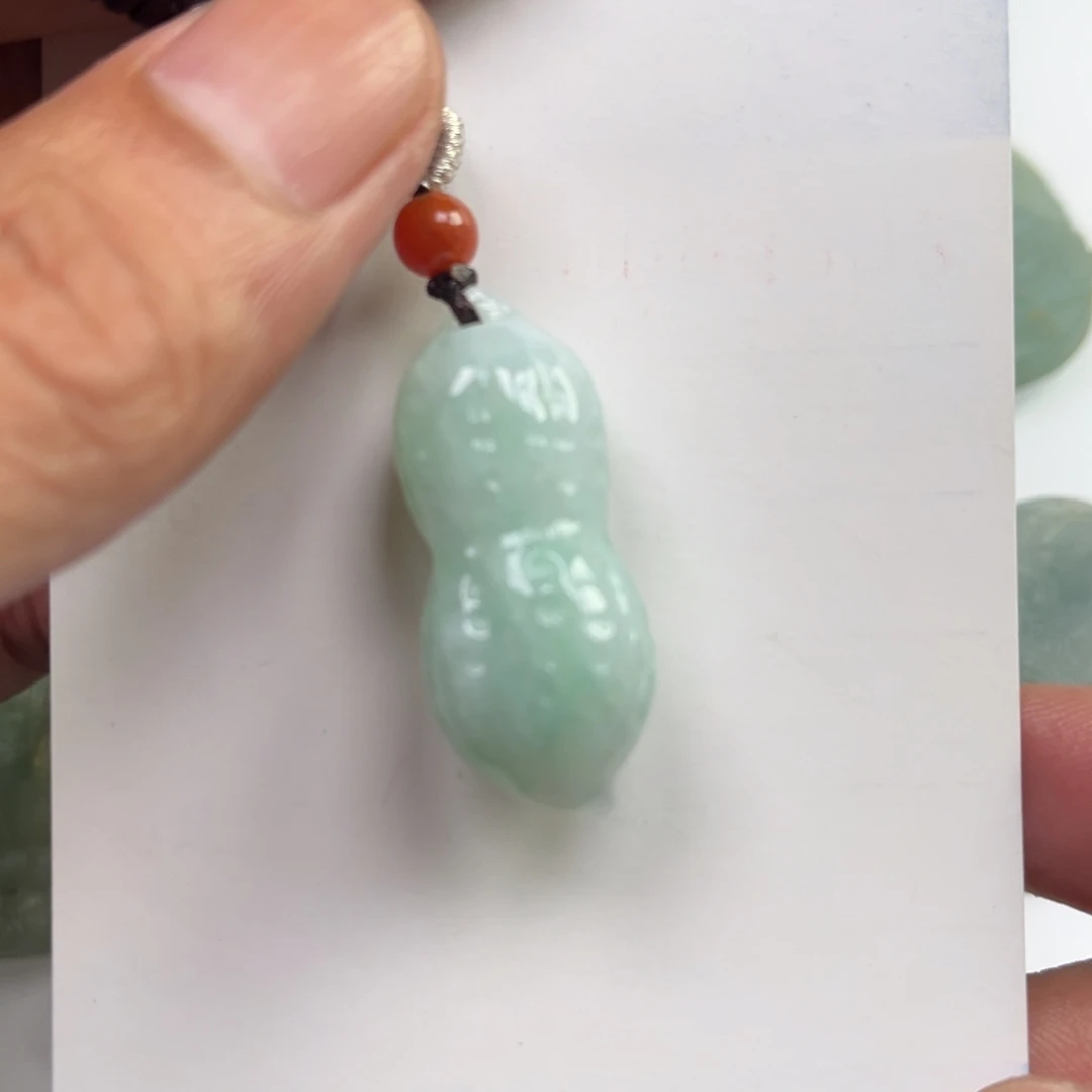 翡翠未镶嵌颈饰花生挂件