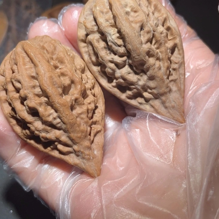 文玩核桃把件东北楸子小雪100代瑕疵