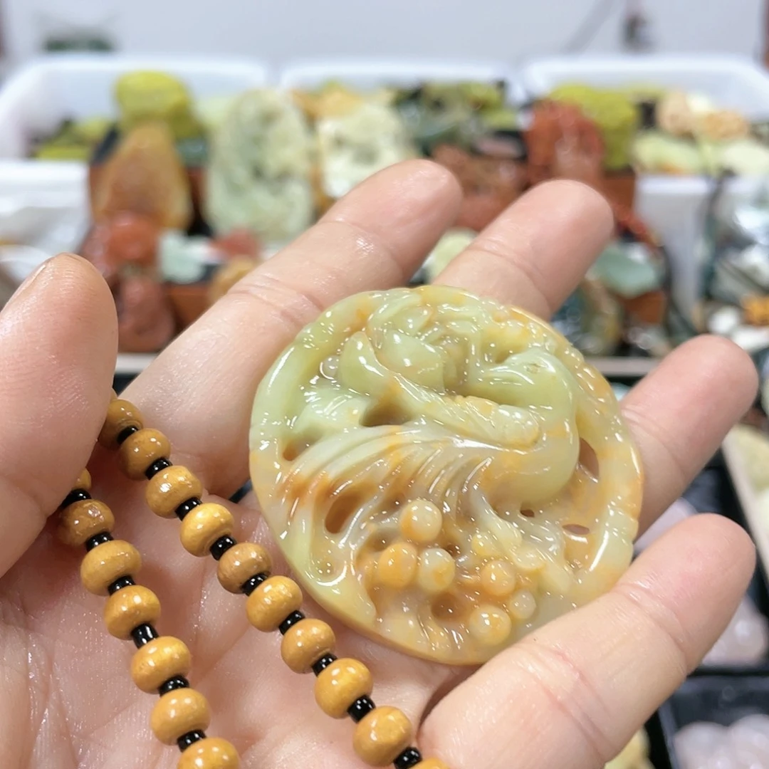 蛇纹石玉颈饰合金