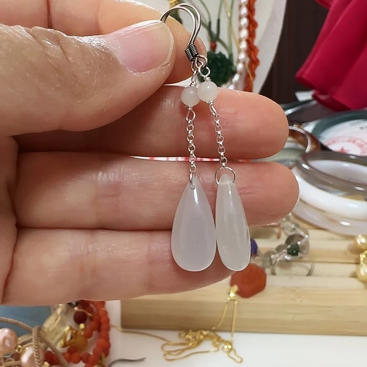 和田玉银S925镶嵌耳饰长水滴设计款有结构