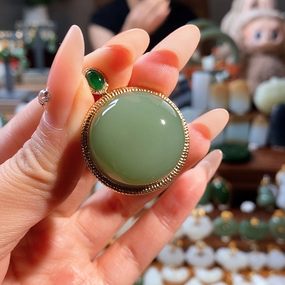 小***宋和田玉18K金镶嵌颈饰