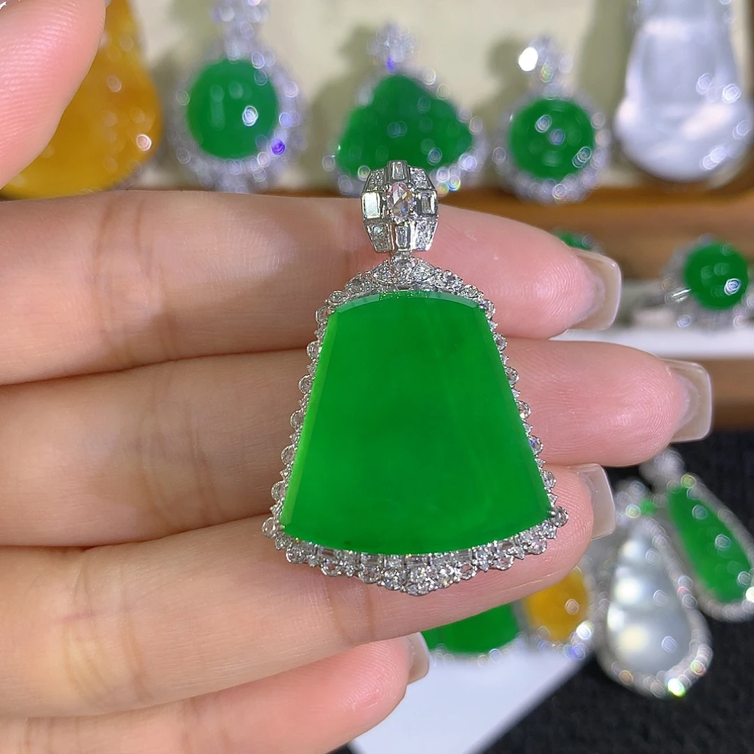 简***丹翡翠18K金镶嵌颈饰无事牌