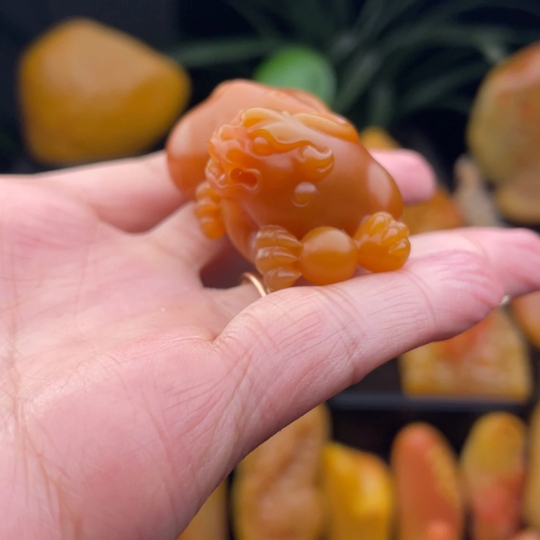 石英质玉未镶嵌黄蜡石挂件