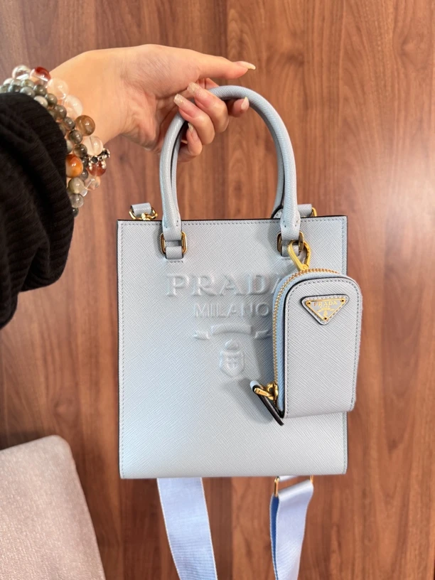 95新 Prada/普拉达 Lumi包展-雾霾蓝压纹牛皮琴谱单肩包
