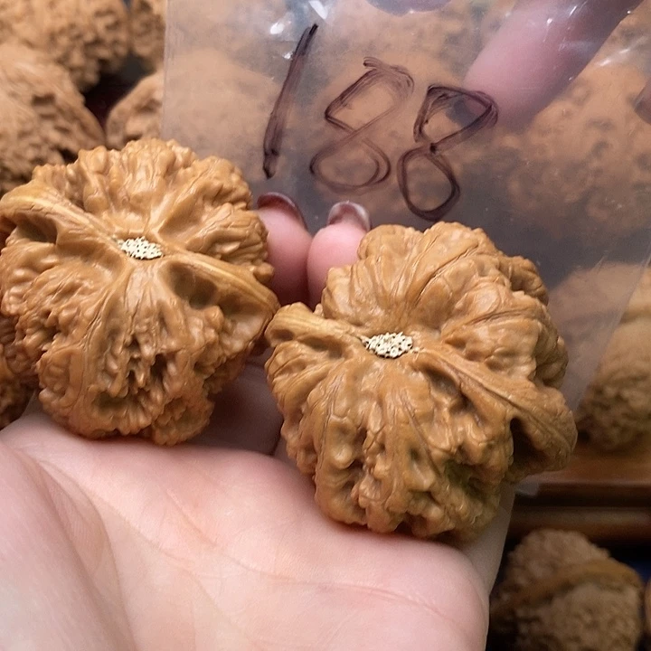 怎***！桃核吊坠粗筋狮子头47