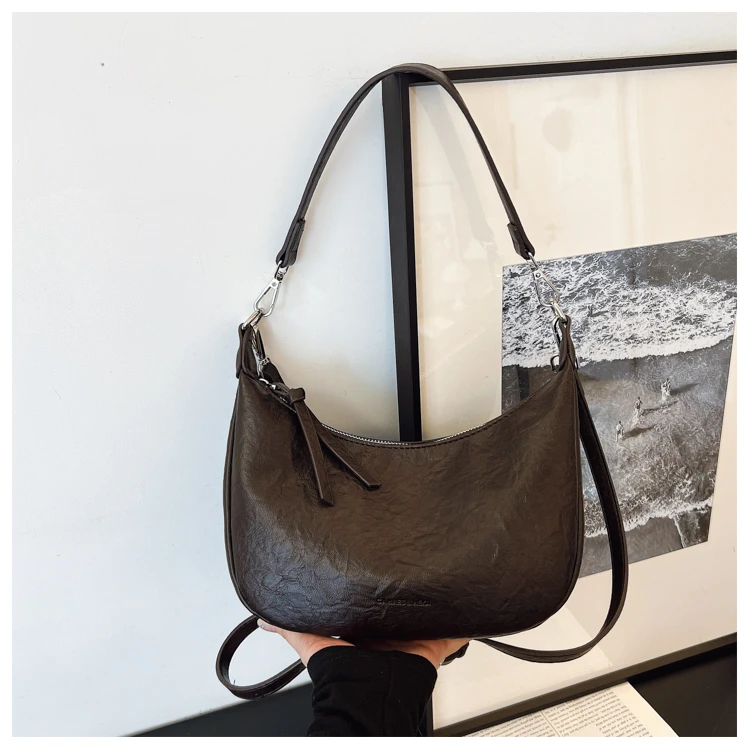 秋冬新款通勤小方包轻奢单肩包出行斜挎包休闲女士小包小众女包