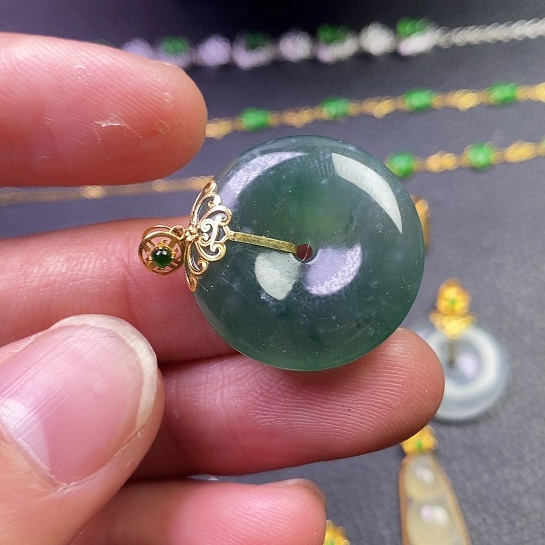 颈饰18K金镶嵌翡翠