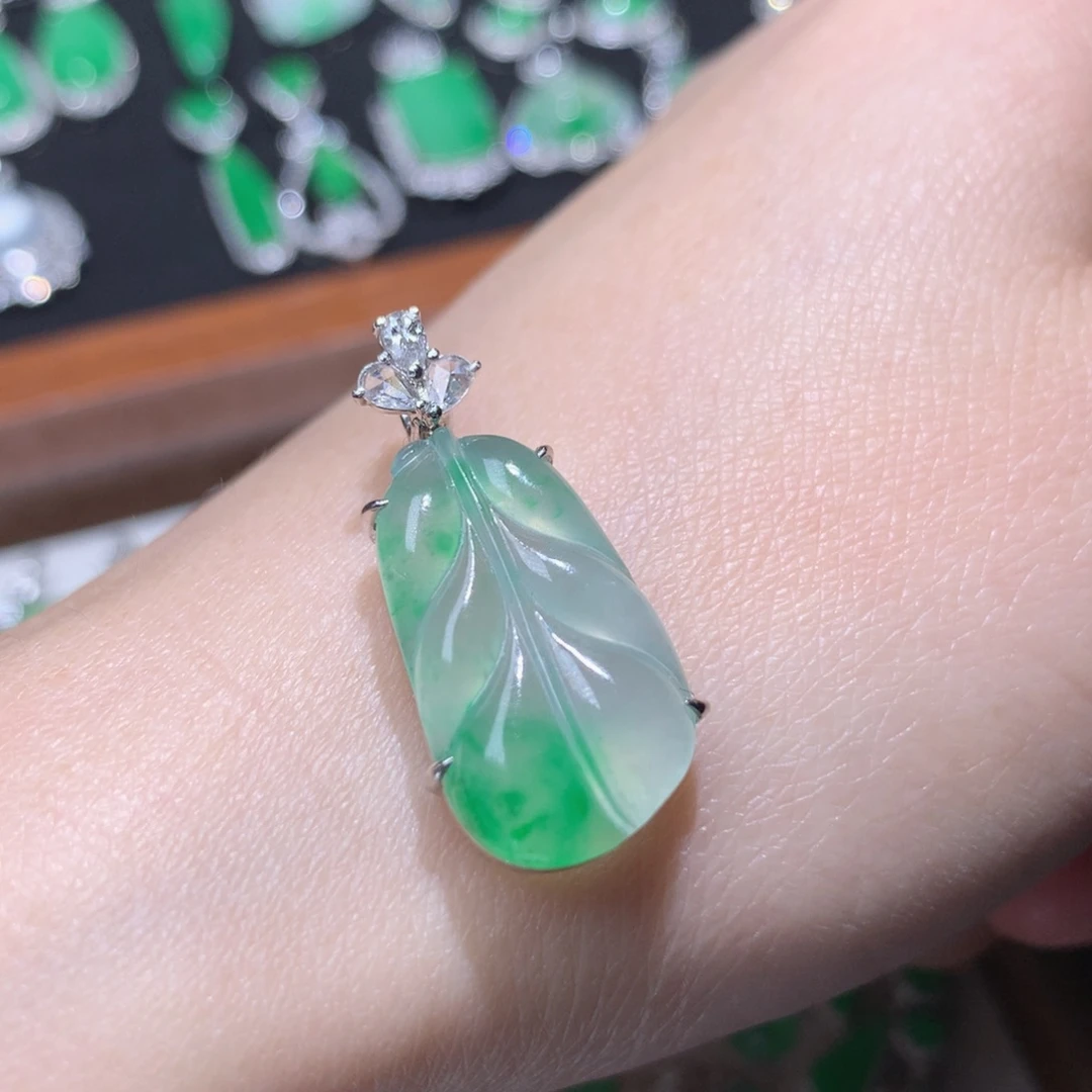 翡翠18K金镶嵌颈饰  飘阳绿叶子