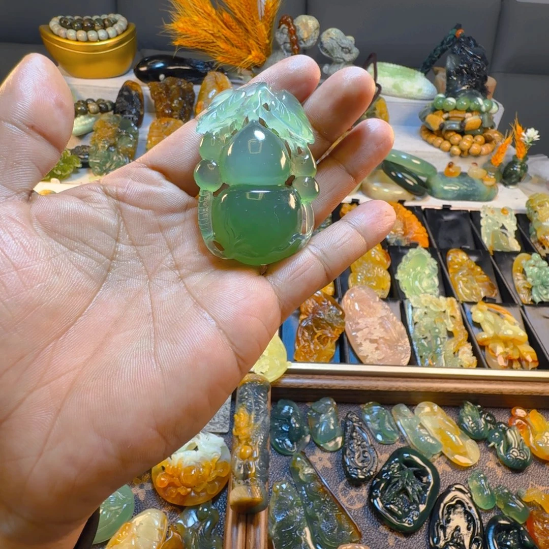 悦***尔蛇纹石玉未镶嵌颈饰