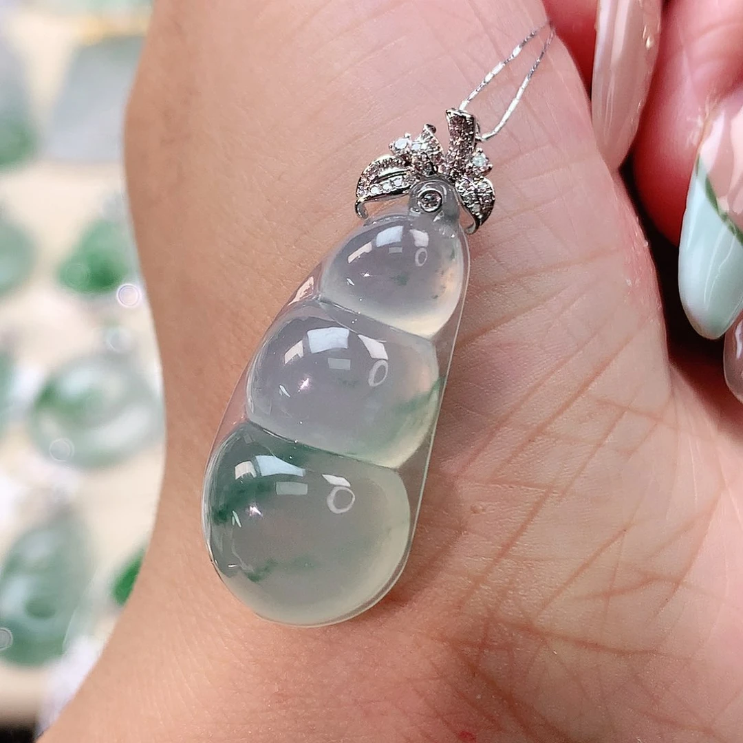 翡翠挂件18K金镶嵌豆子