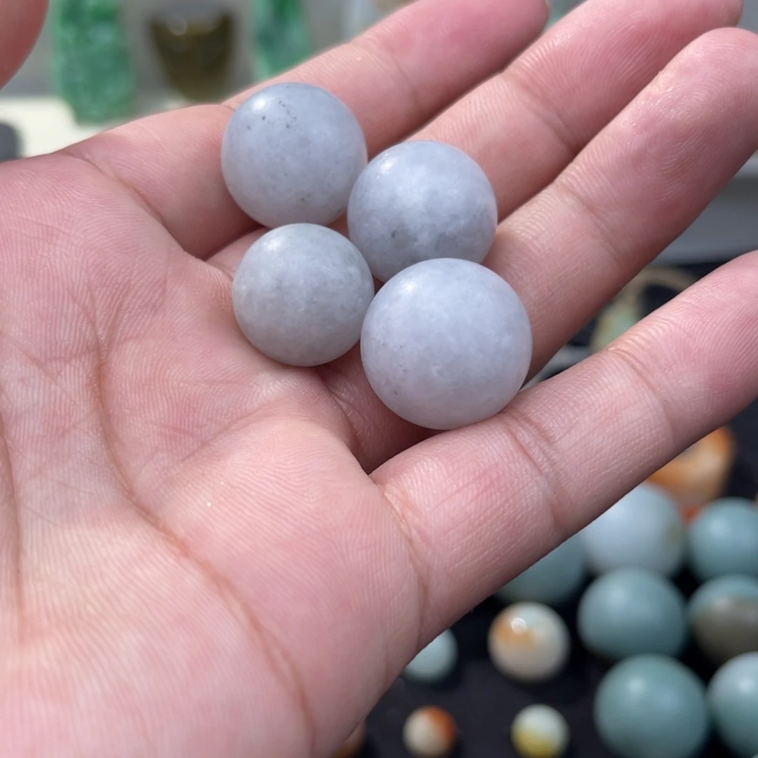 翡翠散珠四个一手，乌鸡带紫底。漏了