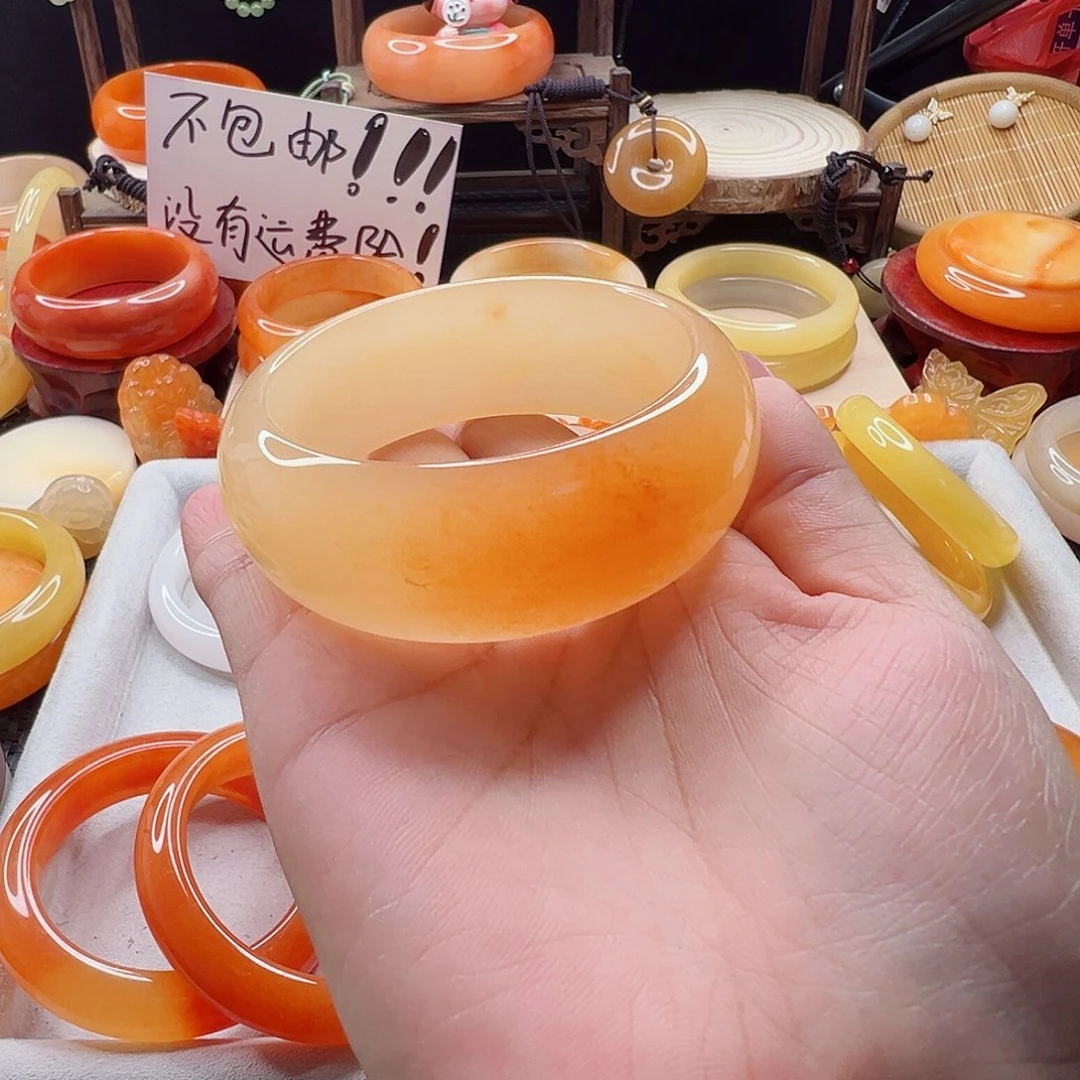 飞***。石英质玉（黄龙玉）未镶嵌手镯