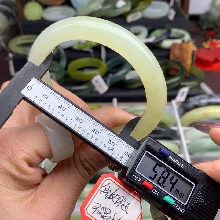 蛇纹石玉手镯未镶嵌675