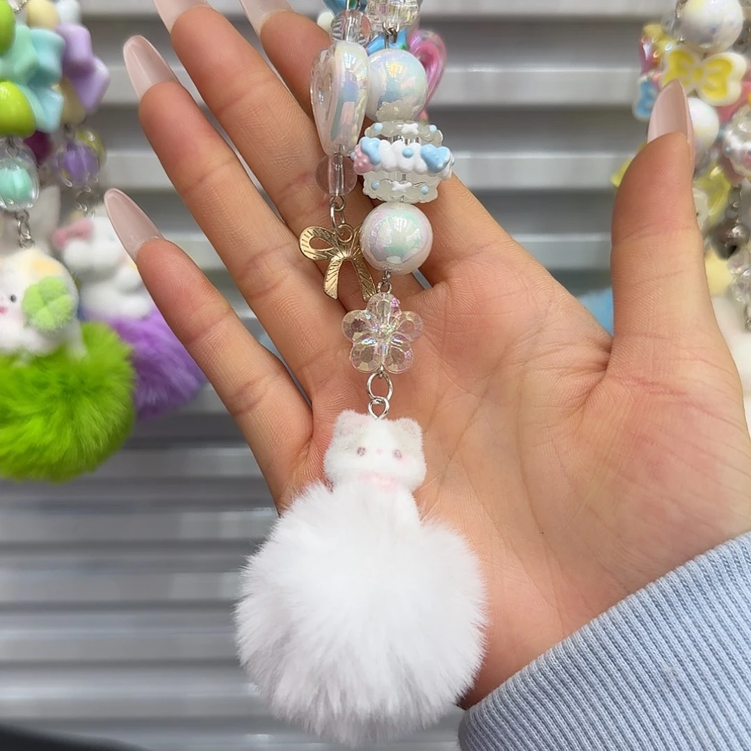 白色毛球猫咪挂件