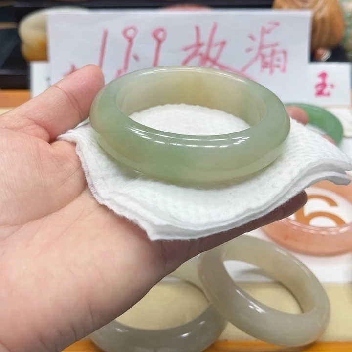 未镶嵌手镯石英质玉云*?