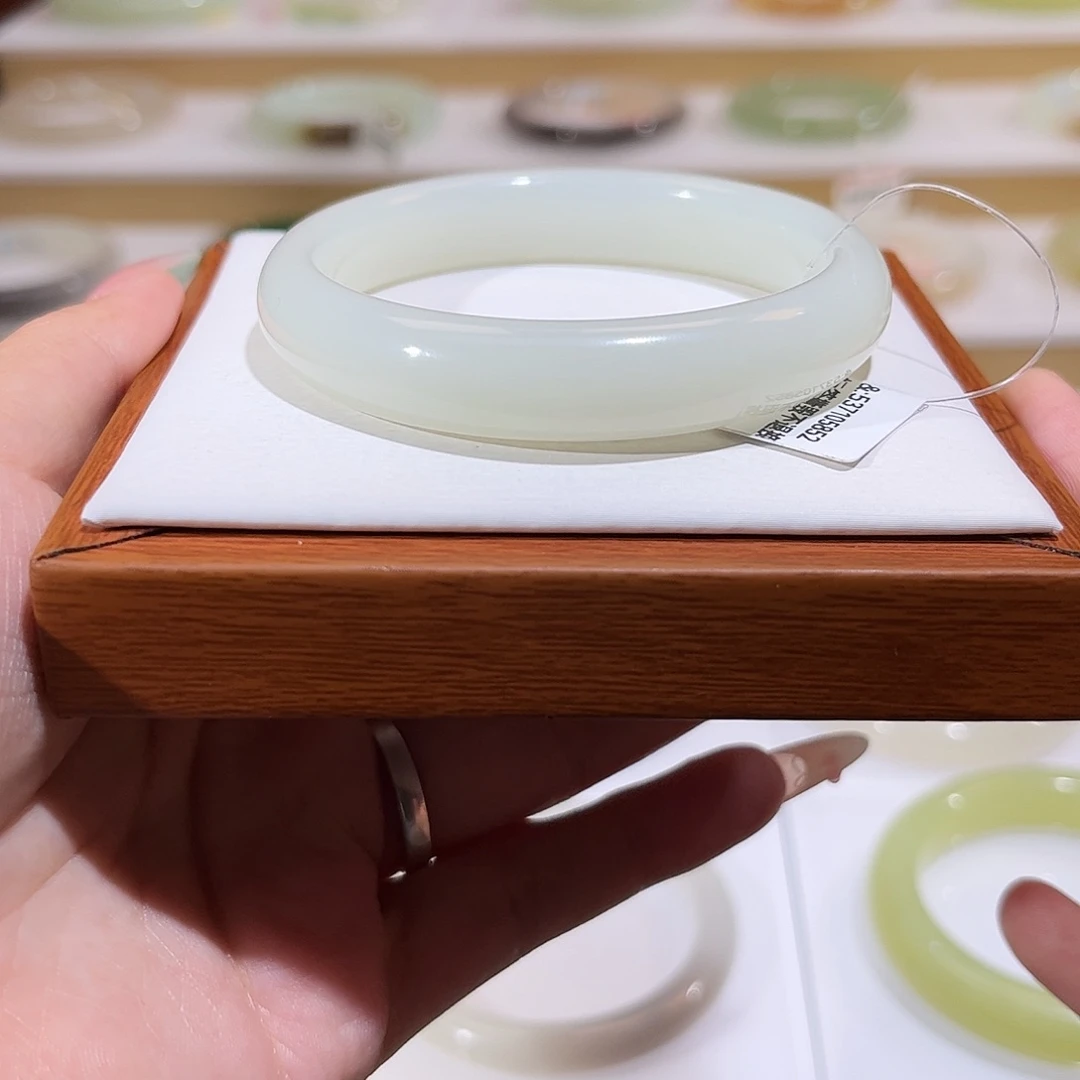 和田玉未镶嵌手镯且末奶蓝