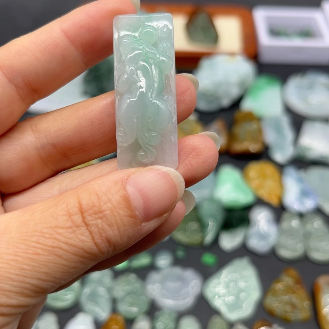 翡翠未镶嵌颈饰貔貅