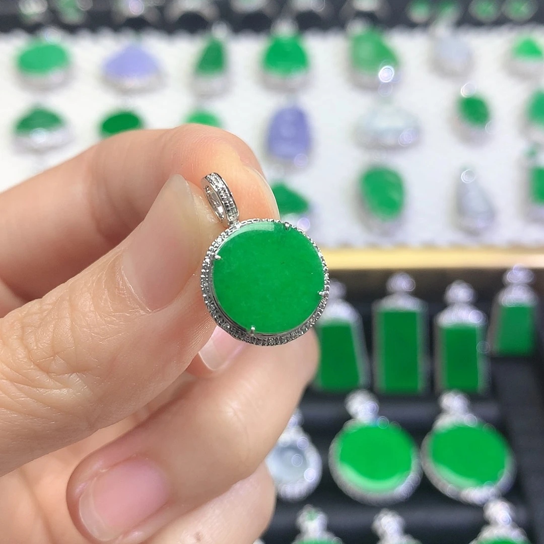 颈饰18K金镶嵌翡翠吊坠