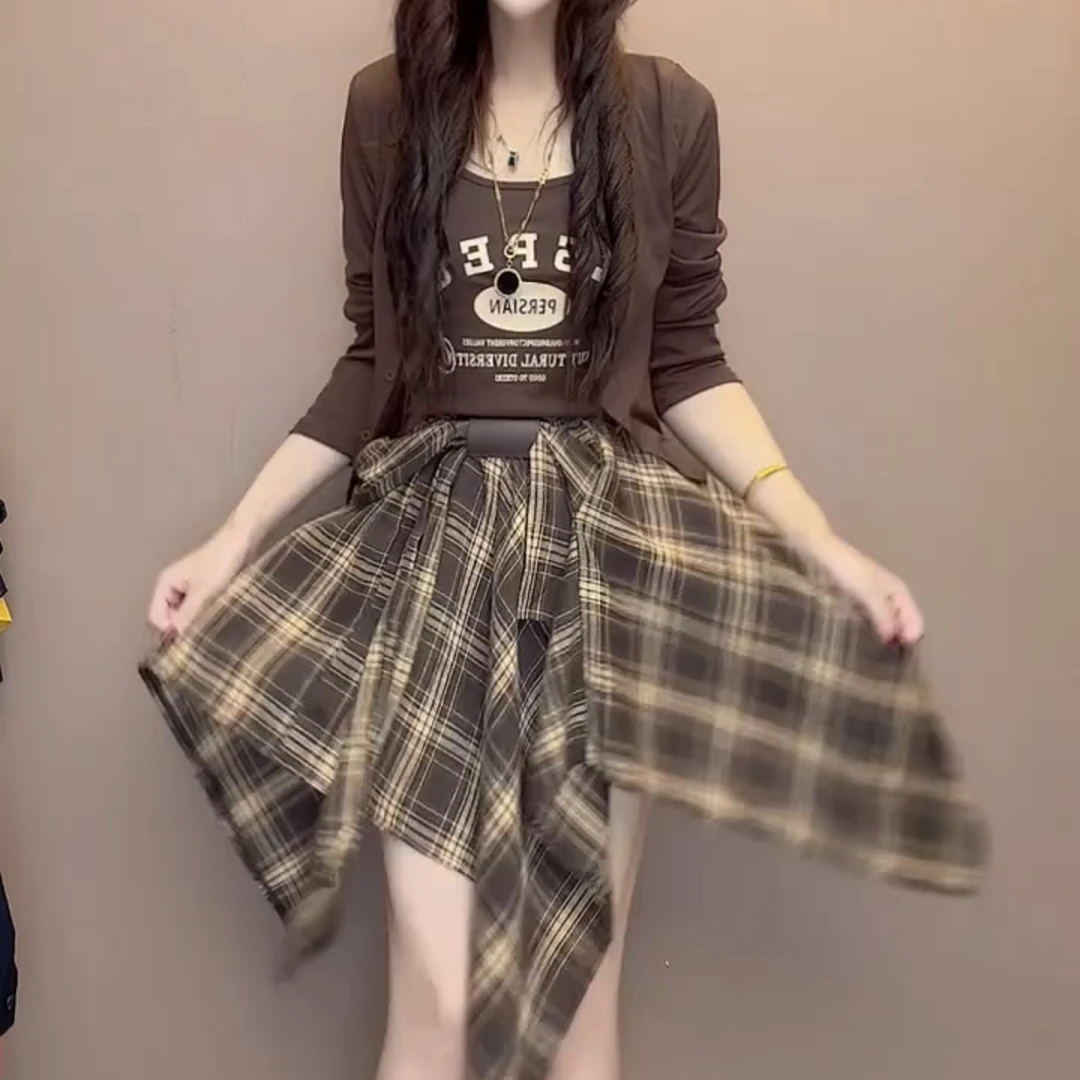 时尚洋气百搭上衣外套搭配背心与装饰短裙组合