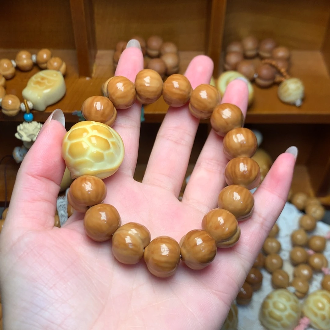 文玩核桃吊坠屁桃手串富甲