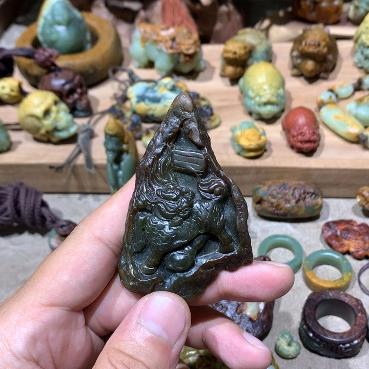 未镶嵌岫岩河磨玉（透闪石质玉）挂件