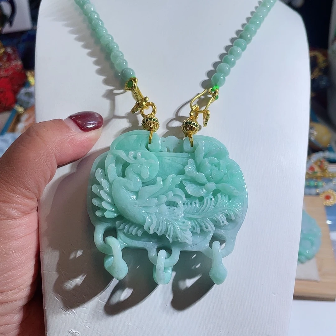 翡翠颈饰未镶嵌家****6翡翠满苹果色一套