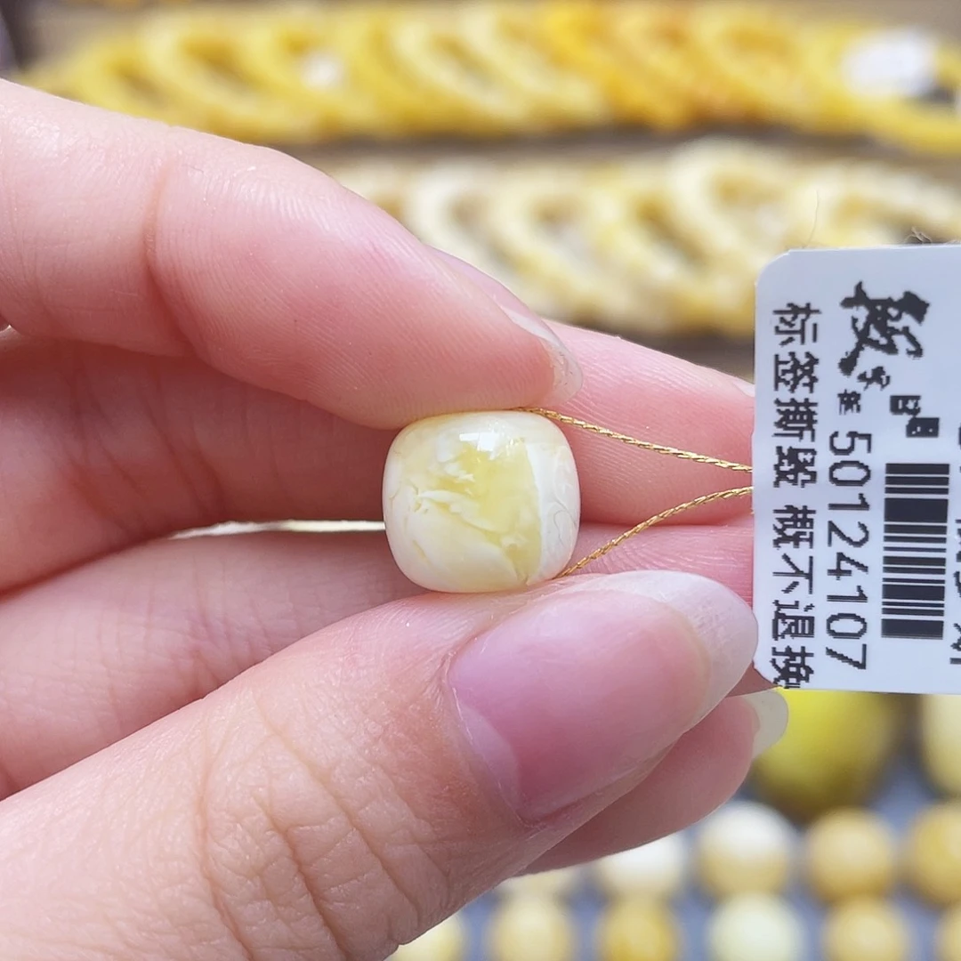 未镶嵌琥珀裸石11.4*10.3mm老型微瑕