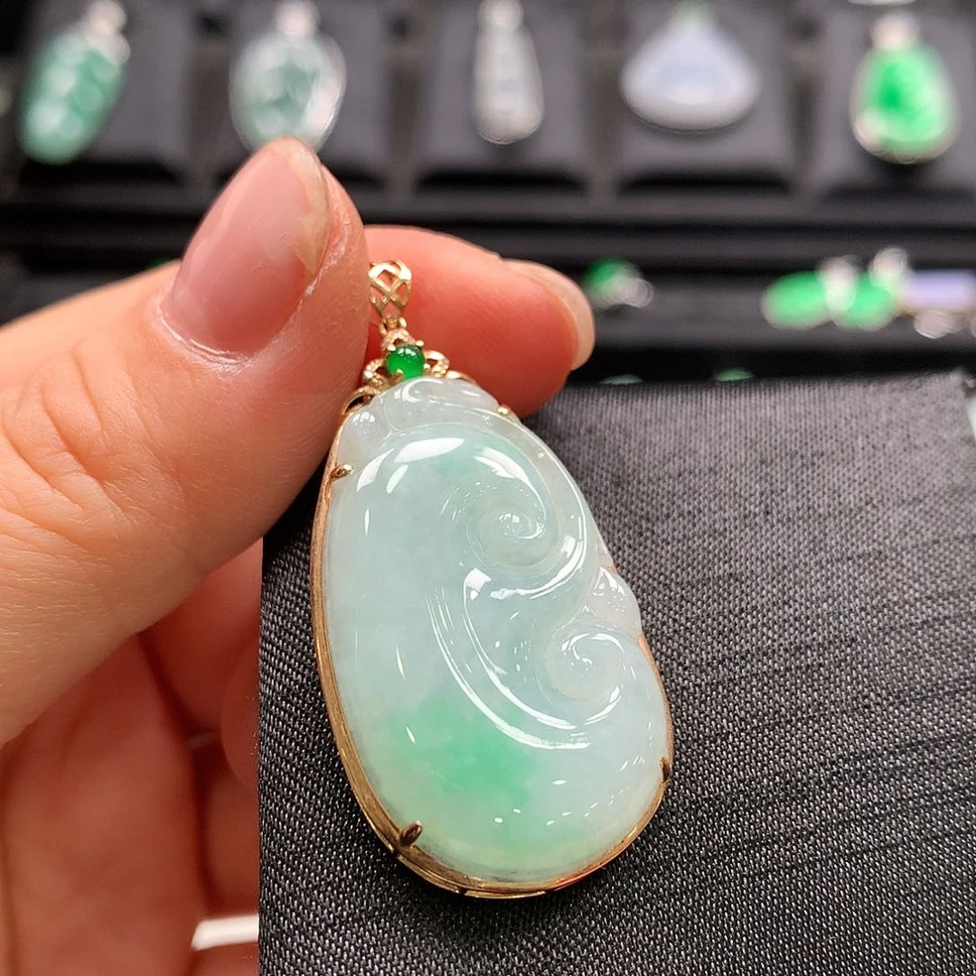 翡翠18K金镶嵌颈饰如意