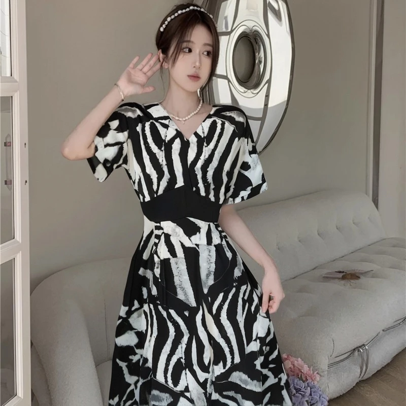 C2025夏季休闲新款气质小众茶歇裙时尚收腰显瘦连衣裙子D1185