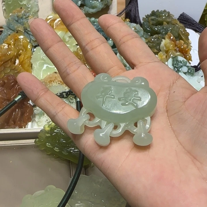 蛇纹石玉吊坠未镶嵌