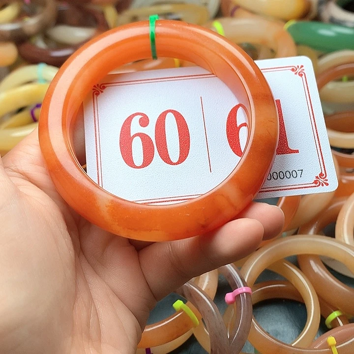 未镶嵌石英质玉（黄龙玉）手镯