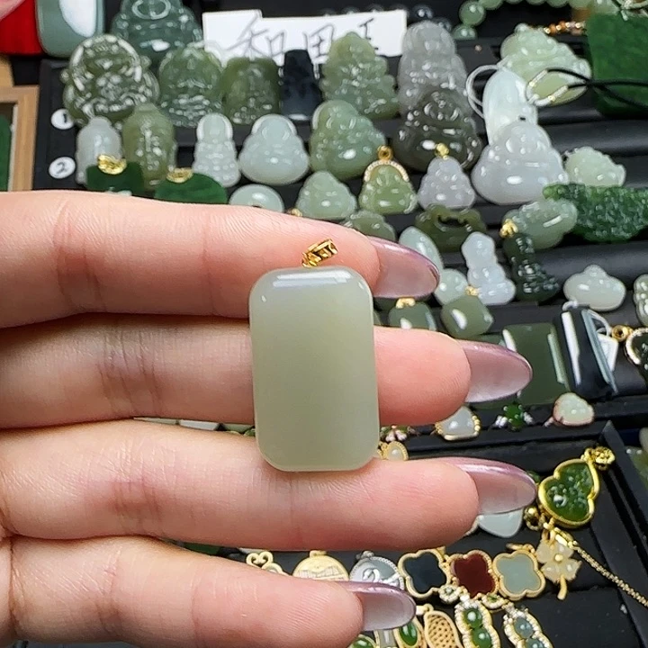颈饰18K金镶嵌和田玉