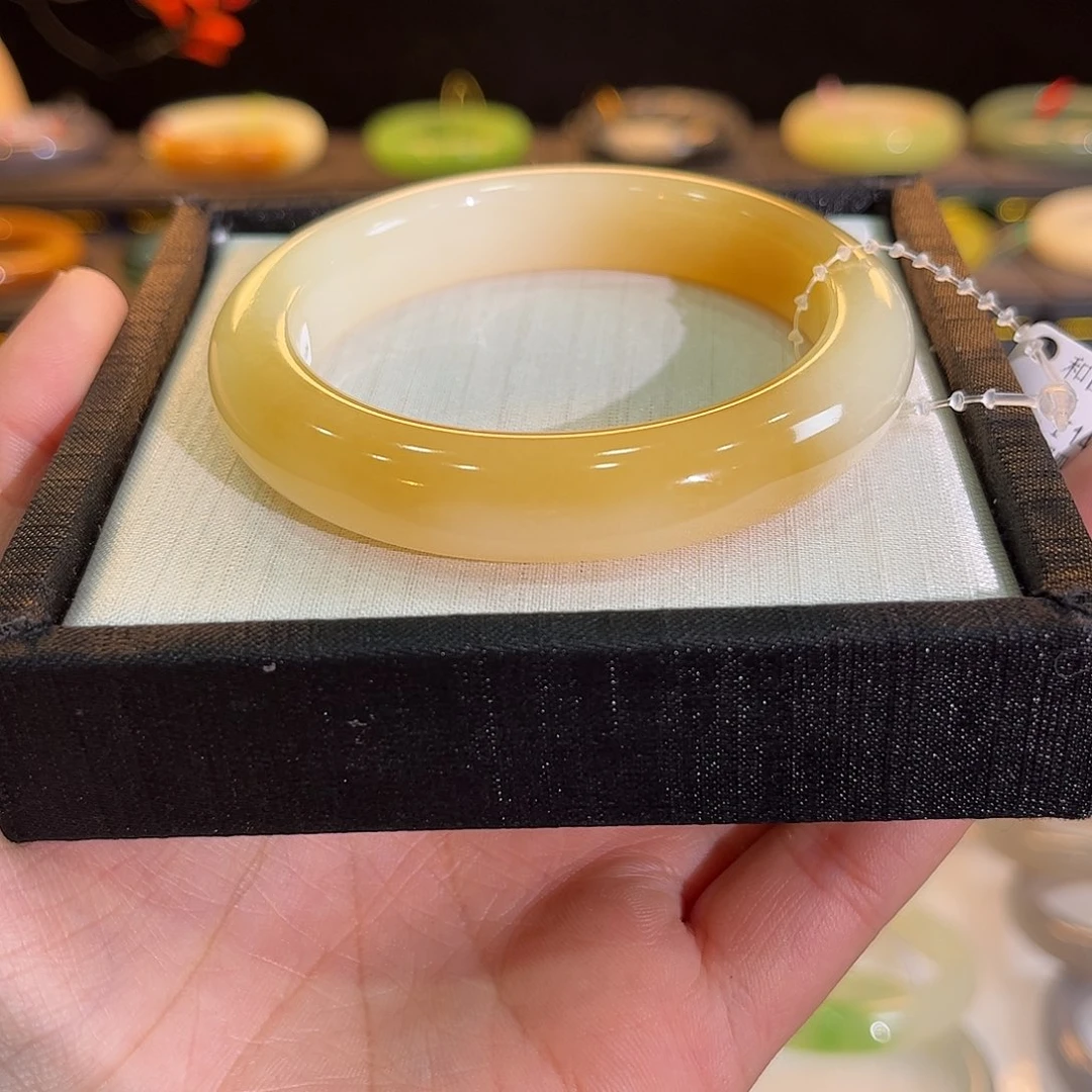 和田玉未镶嵌手镯油糕黄糖