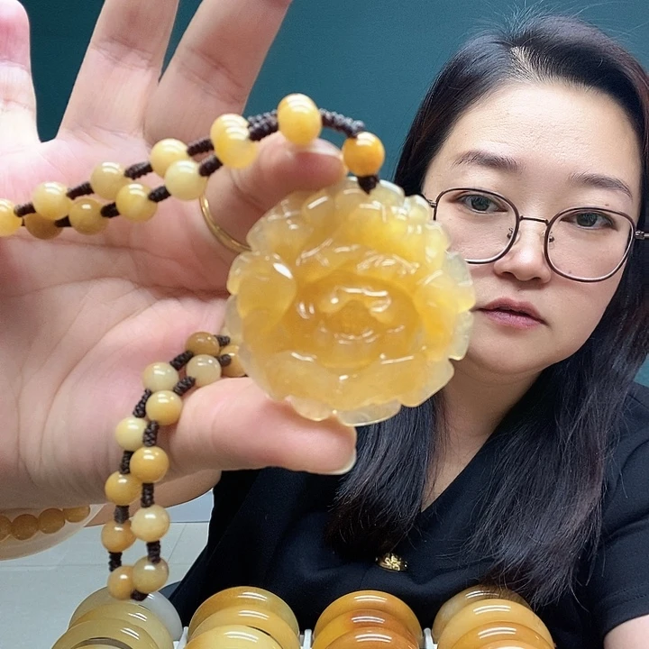未镶嵌石英质玉（黄龙玉）颈饰
