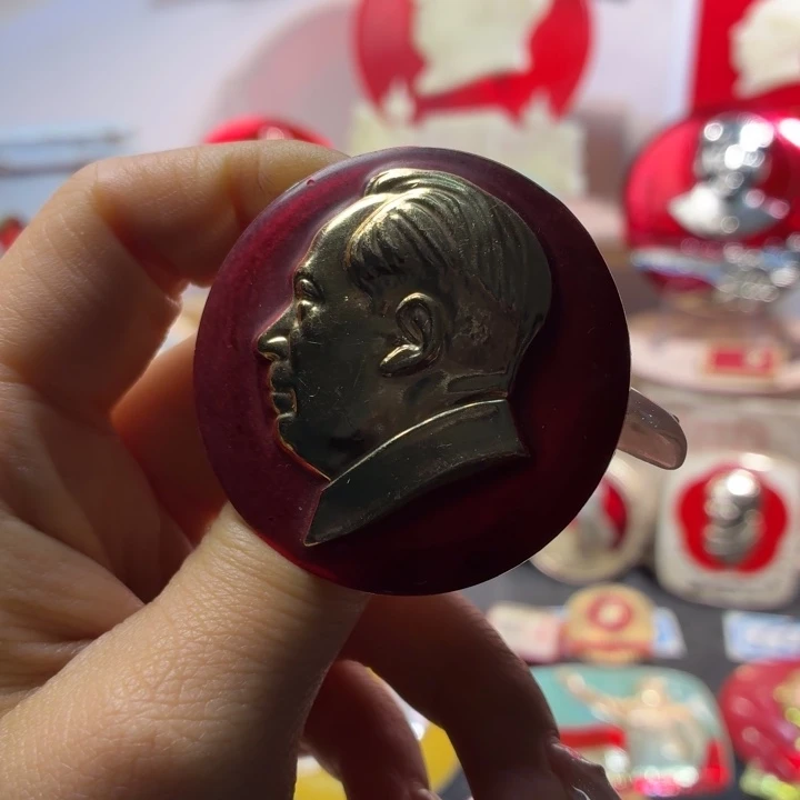 孤***狼爷爷像章一枚品相如图