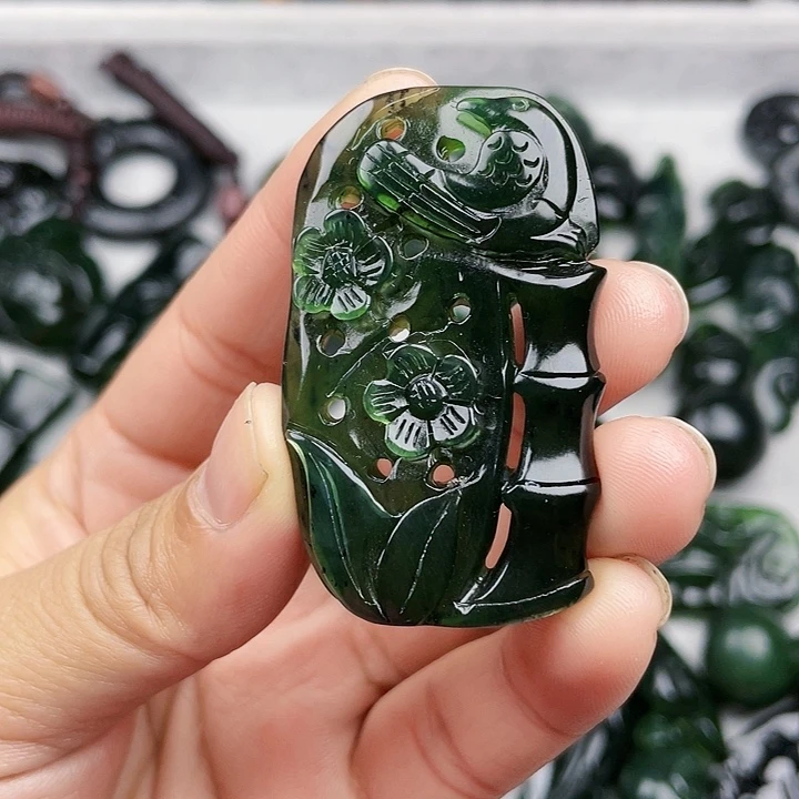 蛇纹石玉未镶嵌挂件泰山玉喜上眉梢