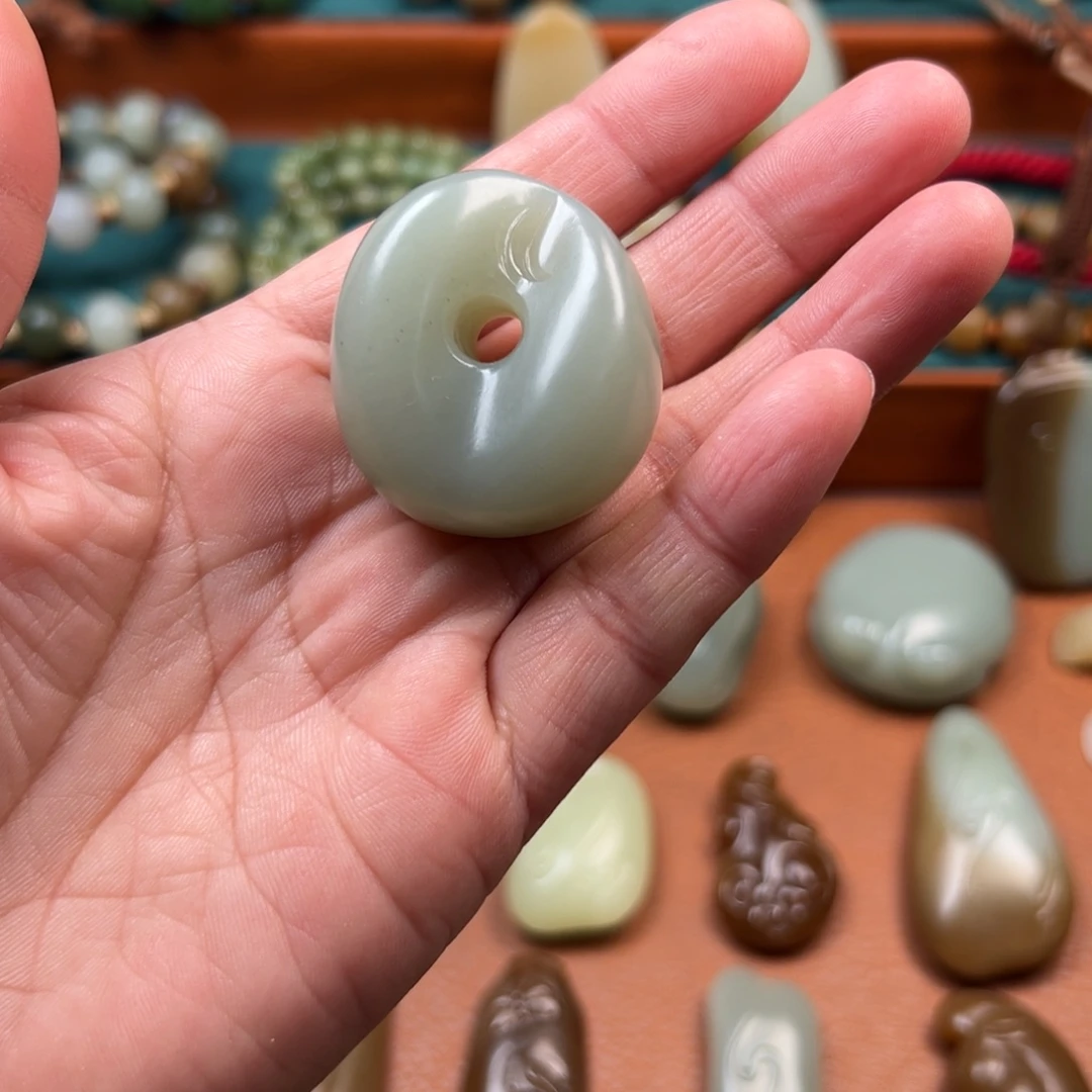 时***走和田玉未镶嵌颈饰