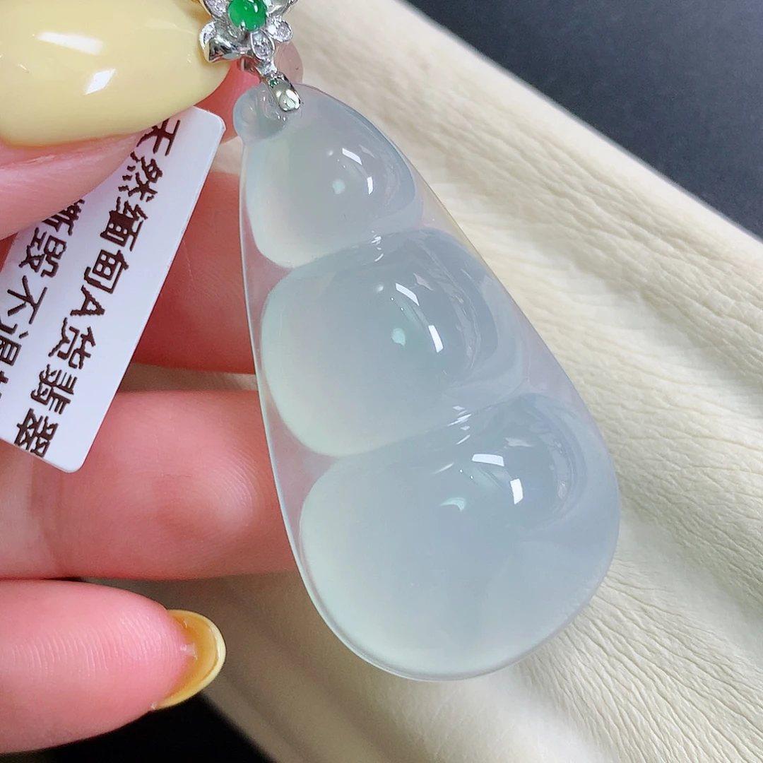 颈饰18K金镶嵌翡翠豆子