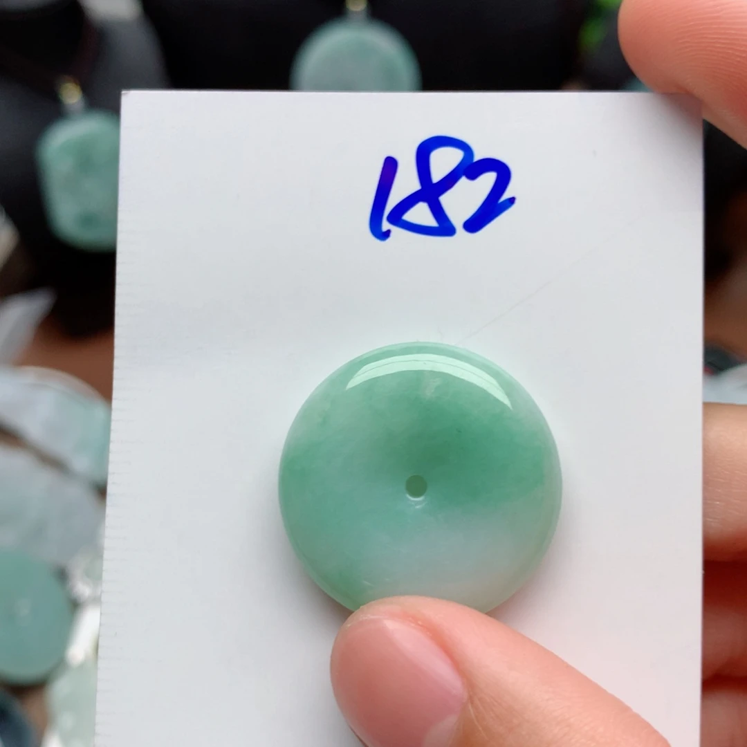 翡翠颈饰未镶嵌吊坠