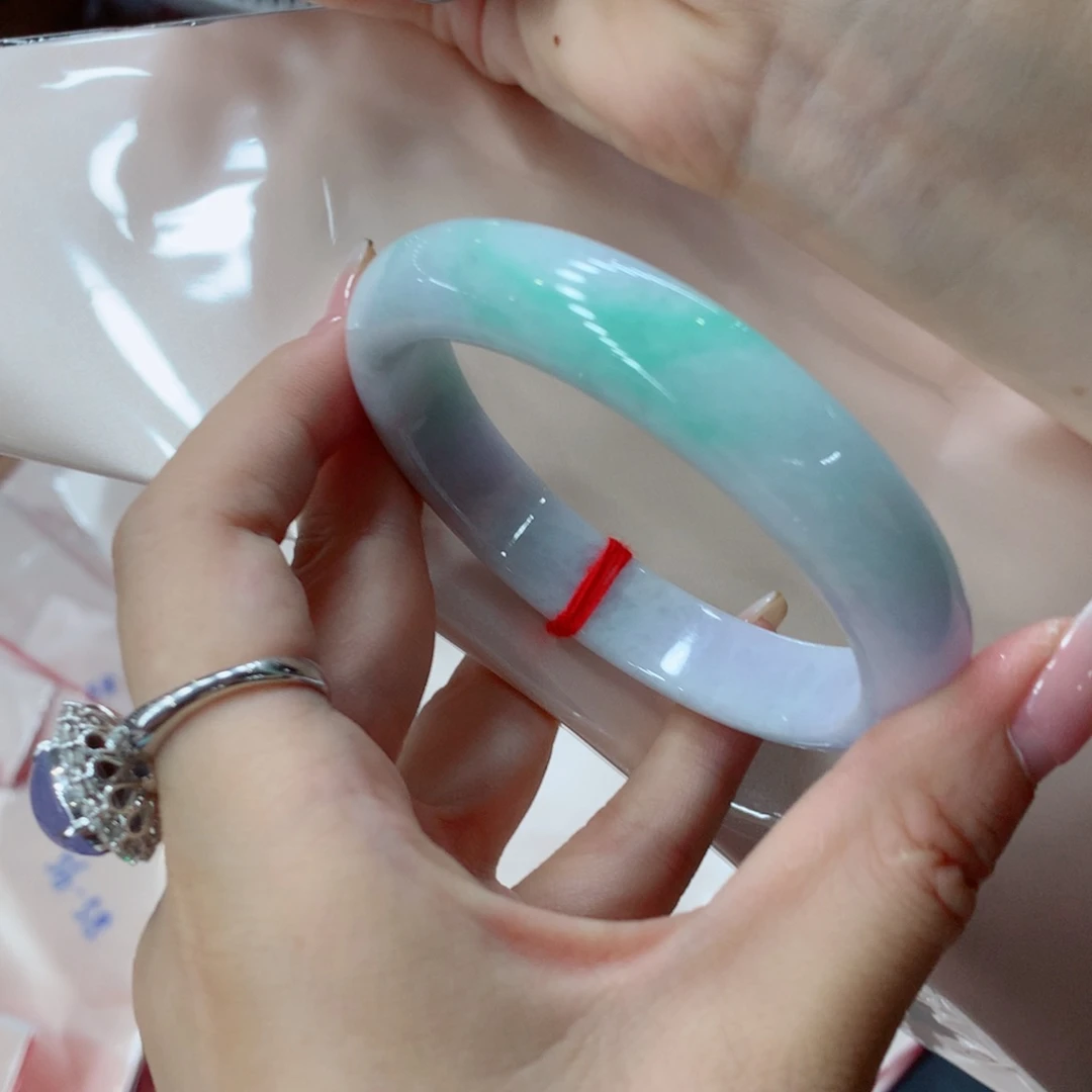 翡翠手镯未镶嵌美**月买断