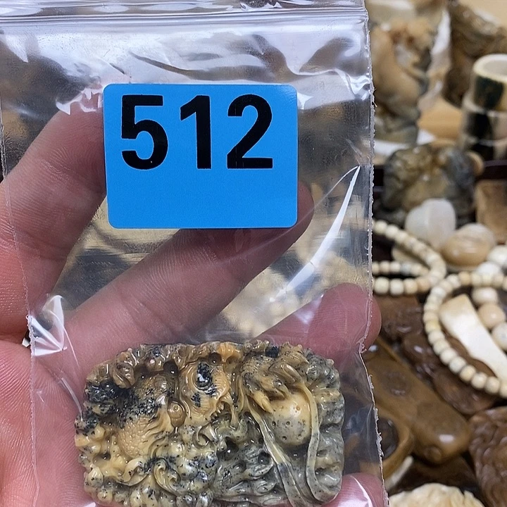 邱***叶天然猛犸牙雕刻品